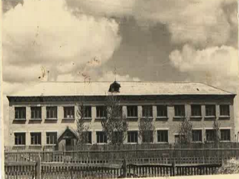 Первое здание средней школы